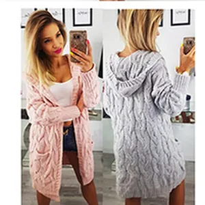 Dettaglio del lungo cardigan a maglia intrecciata con cappuccio in rosa e grigio
