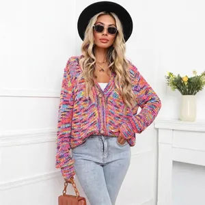 Cárdigan de punto tie-dye colorido con botones para mujer, estilo moderno actual.
