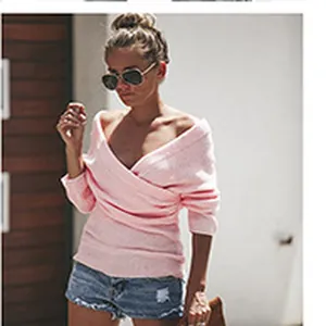 Primo piano del modello che indossa un maglione a coste rosa incrociato