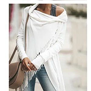 Vista dettagliata di un cardigan in maglia bianca con eleganti frange lunghe e maniche lunghe