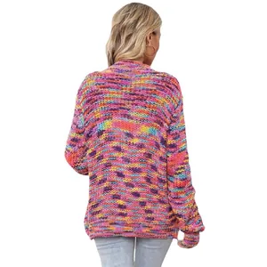 Vista trasera de un cárdigan de punto tie-dye multicolor vibrante de talla grande para mujer