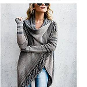 Vista di un cardigan in maglia a righe grigie con orlo a frange e maniche lunghe