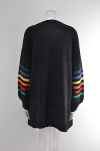 Détail du dos d'un pull noir pour femme avec des rayures arc-en-ciel sur les manches
