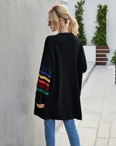 Vue arrière d'un pull en maille noir oversize avec des rayures arc-en-ciel au bras.