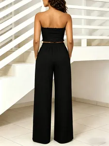 Vista trasera de conjunto negro de dos piezas con top de tubo y pantalones anchos.