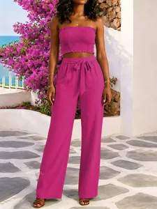 Elegante conjunto de dos piezas magenta con top bandeau y pantalones de pierna ancha