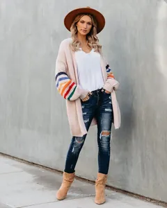 Gilet long rose bohème avec manches à rayures arc-en-ciel et jean déchiré tendance
