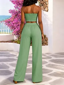 Vista posterior detallada de un conjunto verde salvia de dos piezas con top y pantalones