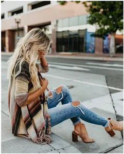 Cardigan en maille à rayures bohème avec des détails de franges élégants sur l'ourlet