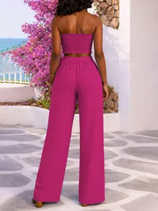 Vista trasera de conjunto magenta con top bandeau fruncido y pantalones anchos