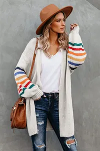 Gilet en maille crème oversize bohème avec manches à rayures arc-en-ciel pour femme