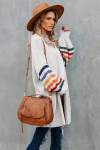 Gilet en maille beige surdimensionné avec manches rayées arc-en-ciel et style boho