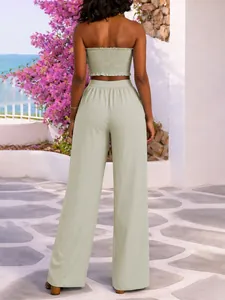 Vista posterior del conjunto de dos piezas top bandeau verde claro y pantalón de pernera ancha