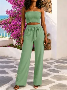 Detalle del conjunto de top bandeau y pantalón de pernera ancha verde salvia al aire libre