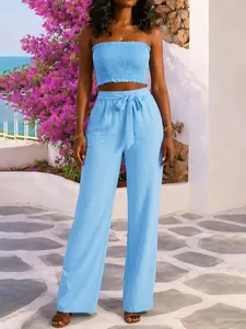 Vista completa de un conjunto azul claro con top palabra de honor y pantalones anchos