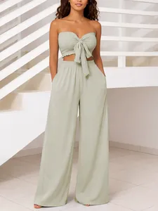Vista completa de un conjunto verde claro de dos piezas para mujer con top y pantalón ancho.