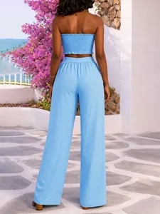 Vista trasera de un conjunto azul claro de top bandeau fruncido y pantalón ancho