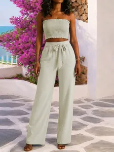 Detalle del conjunto de dos piezas verde salvia con top palabra de honor y pantalón ancho.