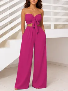 Vista detallada del conjunto de top bandeau y pantalones de pierna ancha en color magenta