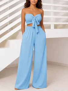 Conjunto de dos piezas azul claro con top de tubo fruncido y pantalones anchos de talle alto