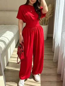 Élégant ensemble haut rouge à épaule dénudée et pantalon lanterne assorti femme