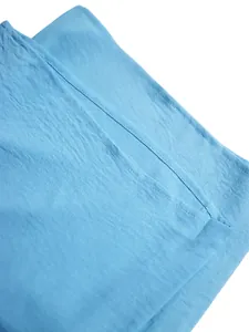 Primer plano detallado del tejido con textura azul claro y las costuras del conjunto
