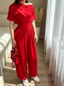 Ensemble deux pièces rouge avec haut à épaule dénudée et pantalon bouffant élégant d'été.
