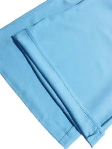 Detalle de los pantalones azul cielo de cintura alta que muestran las costuras del dobladillo