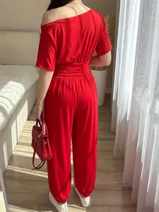 Vue arrière détaillée d'un ensemble détente rouge à épaules dénudées et taille ajustée