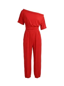 Détail de la combinaison rouge à une épaule avec taille élastique cintrée