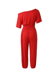 Vue arrière d'un ensemble deux pièces rouge à épaule dénudée avec taille froncée