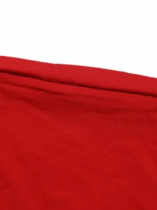 Gros plan sur le tissu côtelé rouge très doux de cet ensemble d'été vraiment décontracté