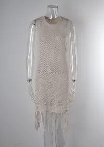 Copricostume da bagno beige lavorato all'uncinetto con frange sul fondo su manichino