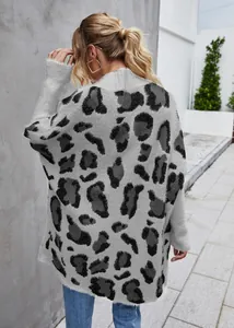 Vista posteriore di un cardigan in maglia leopardato grigio oversize da donna, trama soffice.