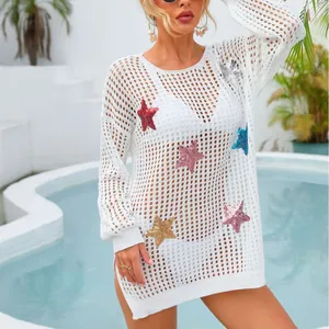 Copricostume da spiaggia bianco all'uncinetto con stelle di paillettes per vacanze