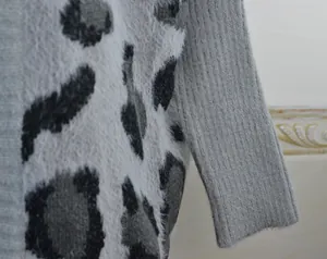 Dettaglio ravvicinato di un cardigan in maglia leopardata con polsini a coste morbidi