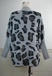 Vista posteriore dettagliata di un cardigan in maglia grigia con stampa leopardata ampia