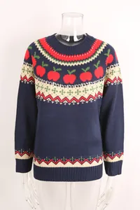 Jersey de punto navideño azul marino con motivos de manzanas rojas y detalles estilo nórdico.