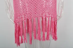 Dettaglio ravvicinato di un copricostume rosa all'uncinetto con frange eleganti