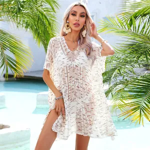Primer plano de un vestido de playa de ganchillo blanco, ideal para vacaciones de verano