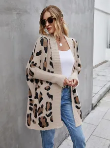 Vista intera di un elegante cardigan in maglia leopardata a vestibilità ampia da donna