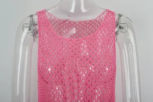 Dettaglio della trama in maglia a uncinetto rosa di un copricostume.