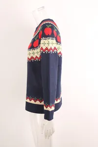 Vista lateral detallada de un jersey navideño azul marino para mujer con dibujos de manzanas