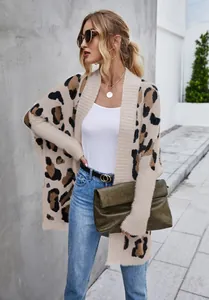 Dettaglio del cardigan in maglia leopardata oversize con texture morbida e scollo a V