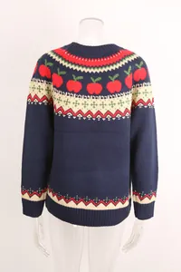 Vista detallada de un suéter de punto marino con motivos festivos de manzanas y Fair Isle