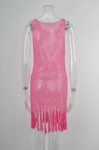 Dettaglio del retro e delle nappe di un copricostume rosa all'uncinetto senza maniche