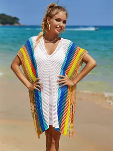 Vista dettagliata del copricostume da spiaggia all'uncinetto arcobaleno su una modella