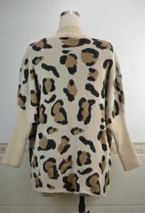 Dettaglio del maglione in maglia leopardata oversize con polsini lunghi a coste.