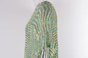 Detalle de la textura de punto en zigzag verde y amarillo de un cubre biquini playero.