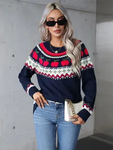 Modelo con un suéter navideño azul marino con motivos de manzanas rojas y detalles de punto.